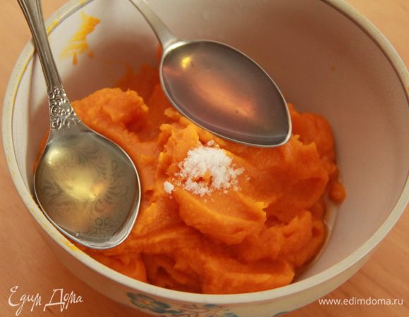 В тыквенное пюре добавить соль, виски, ванильную эссенцию.