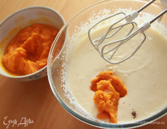 Соединить сливочный крем с тыквенным пюре, мукой и специями.
