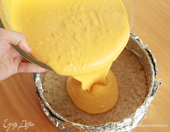 Вылить крем на подготовленный корж.