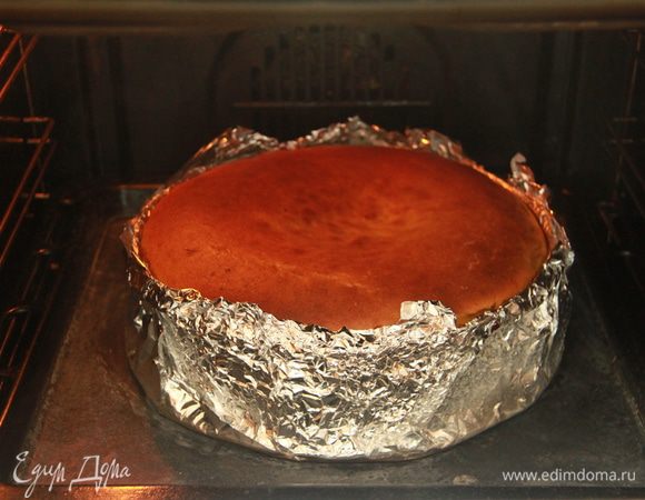 После выпекания оставить дверцу духовки приоткрытой ещё на час. После того, как чизкейк остынет до комнатной температуры, поставить его в холодильник на ночь.