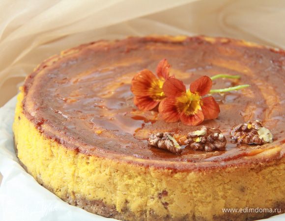 Полить верх чизкейка карамельным соусом. Приятного аппетита!