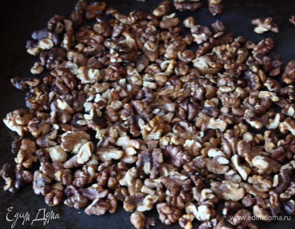 Сначала подготовим орехи. Обжарим их на сухой сковороде или в разогретой духовке при 160 градусах примерно 7-10 минут. Сразу же смешаем с маслом и солью и уберем остывать, можно поставить в морозилку. После этого порубим.