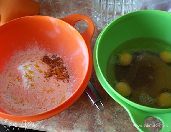 Займемся бисквитом. Ингредиенты смешиваются по типу маффинов, т.е. жидкие и сухие по отдельности сначала смешиваются, потом все соединяется и долго не вымешивается. В разных мисках соединим сухие (мука, разрыхлитель, корица.сахар и цедра) и жидкие (яйца, масло, сок апельсина) ингредиенты.