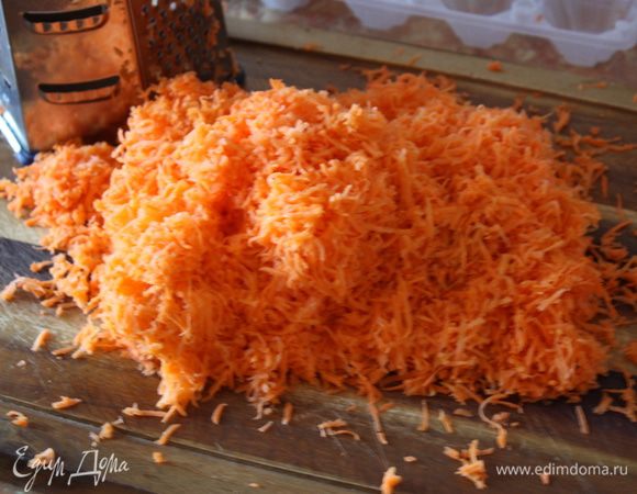 Потом аккуратно соединим их, добавим тертую на мелкой терке морковь (или измельченную в блендере)