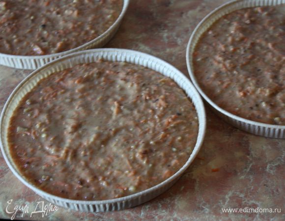 Духовку разогреваем до 180 градусов. Я делала в трех формах (размер 18), на их пропекание у меня ушло 25 минут. Можно запечь в одной форме, увеличиваем время тогда до 50 минут или больше (следим и проверяем на готовность зубочисткой). Я хотела получить именно три коржа. Вы можете порезать на 2 или на 4! Даем остыть полностью. Для этого можно убрать на час в морозилку.