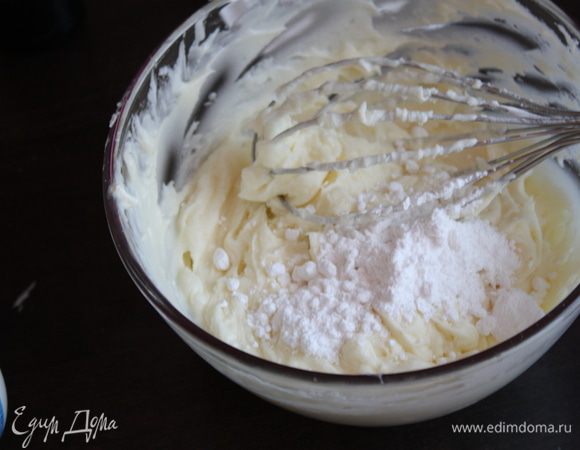 Теперь крем, он очень вкусный!! Опять же сочетание соленого и сладкого!!! Мягкое сливочное масло взбиваем до воздушности. И добавляем в несколько приемов сливочный сыр, маскарпоне и пудру. Все мешаем венчиком (не миксером) до однородности. Пудру регулируем по вкусу сами, этот состав идеален для меня! И помним, что Филадельфия и Маскарпоне должны быть комнатной температуры.