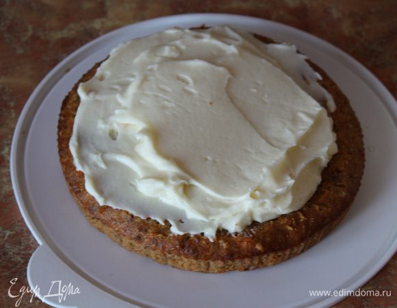 Начинаем сборку тортика. Каждый корж обильно смазываем кремом и кладем их друг на друга слегка прижимая. Обмазываем кремом и украшаем по желанию.