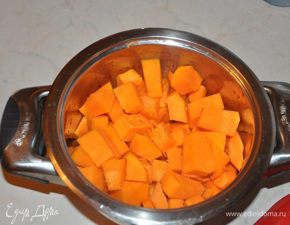 Нарезать кубиками, и отварить в небольшом количестве воды до мягкости, 
 