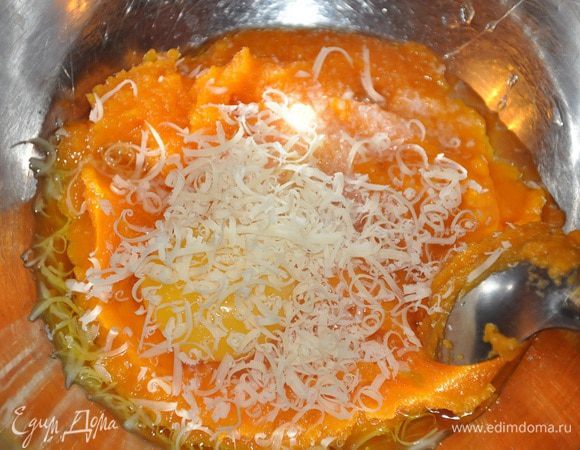 В полученное пюре добавить яйцо, желток, сыр, соль, перец, масло и все перемешать,