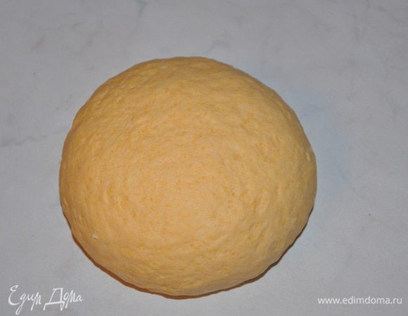 Добавить муку и замесить эластичное тесто. Дать отдохнуть минут 5.
