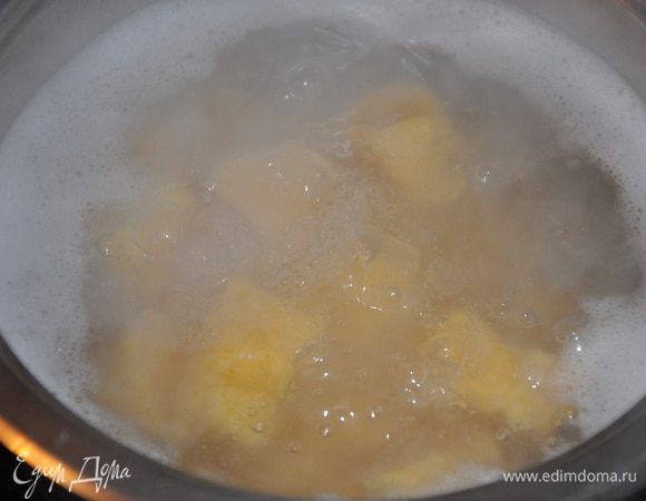 Вскипятить воду и отварить в ней ньокки, как только ньокки всплывут - они готовы! Это занимает 2-3 минуты. Добавить к еще горячим ньоккам сливочное масло, посыпать листиками тимьяна и аккуратно перемешать. Перед подачей посыпать тертым сыром. Приятного аппетита!