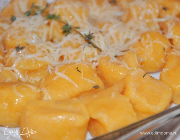 Добавить к еще горячим ньоккам сливочное масло, посыпать листиками тимьяна и аккуратно перемешать. Перед подачей посыпать тертым сыром. Приятного аппетита!