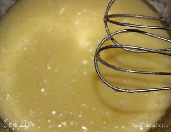 Яйца взбить с коричневым и ванильным сахаром, растительным и оливковым маслом в течение 3-4 минут.