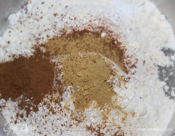 Муку просеять с солью, содой, разрыхлителем и специями.