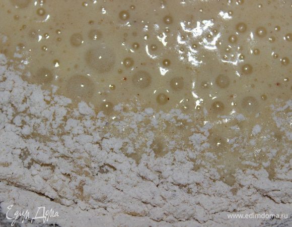 Добавить мучную смесь к яйцам и еще раз взбить до однородного состояния.