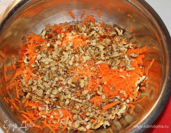 Орехи порубить, морковь натереть на терке (всего  должно выйти 350 г мякоти, это примерно 2 моркови).