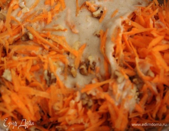 Добавить морковно-ореховую массу в тесто и еще раз перемешать ложкой.