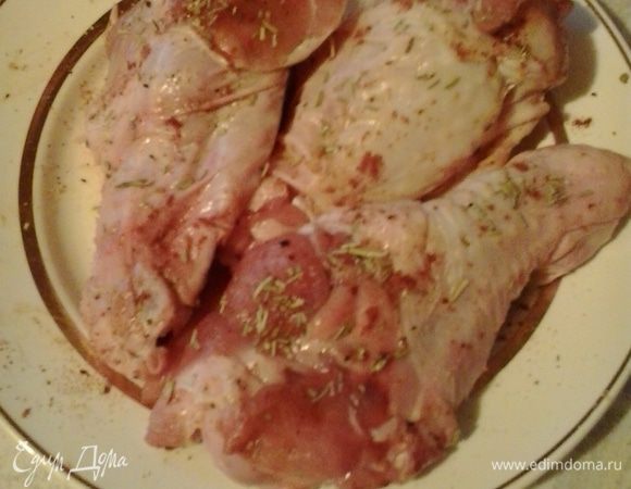 Сначала маринуем индейку. Смазываем ее солью, перцем, паприкой и розмарином. Оставляем на 20 минут.