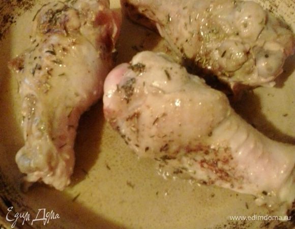 На раскаленной сковороде с оливковым маслом обжариваем индейку со всех сторон.