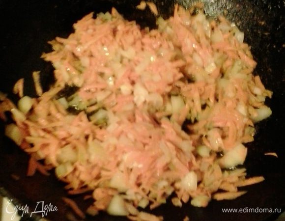 Лук и морковь обжариваем на оливковом масле.