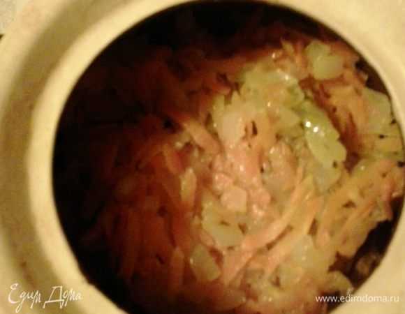 Сверху кладем лук с морковью.