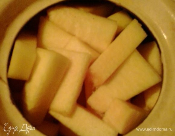 Последним слоем выкладываем тыкву.