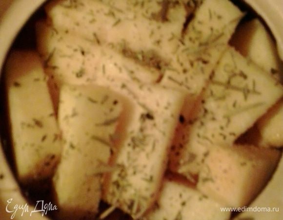 Тыкву немного солим, перчим, посыпаем прованскими травами. Бульон, в котором тушилась индейка, выливаем в горшочки. При необходимости добавляем еще куриный бульон 9всего жидкости должно быть 1/3). 