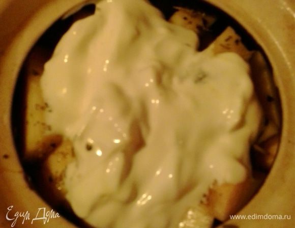 Смазываем тыкву сметаной. Горшочки накрываем крышкой и ставим в духовку на 25-30 минут. Приятного аппетита!!!