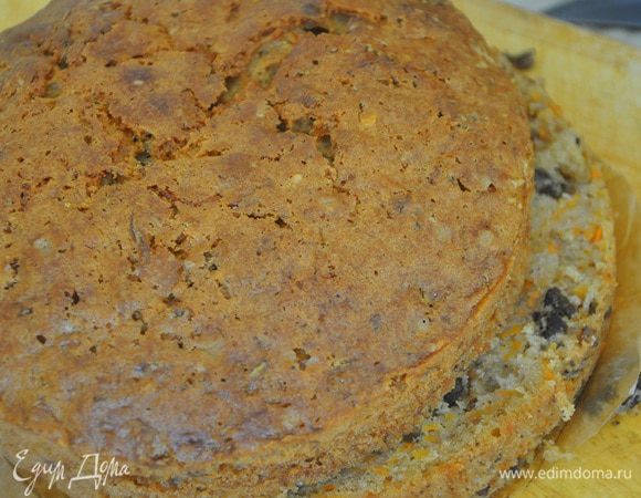 Выпекать в предварительно нагретой до 180 градусов духовке 55 минут. После выпечки пирог остудить и можно разделить его на 2 части, а можно подавать и целым.