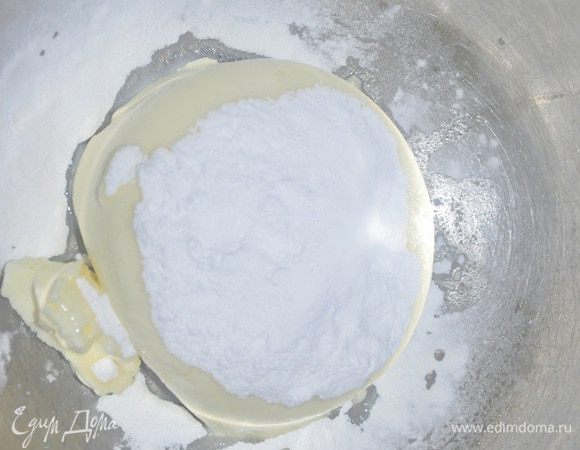 Приготовить крем: сливочный сыр взбить с лимонным соком и пудрой до пышности.
