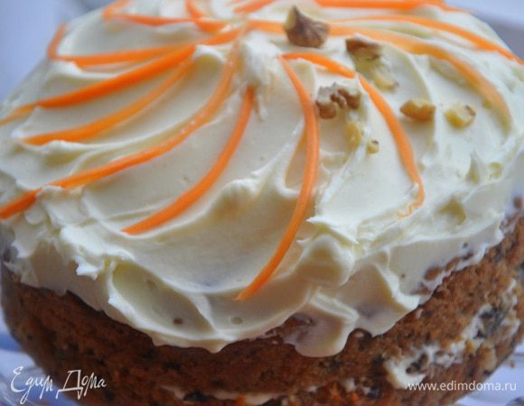 Промазать остывшие коржи между собой и нанести поверх пирога. Украсить по желанию.