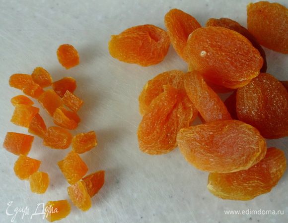 Курагу порезать на мелкие кусочки.