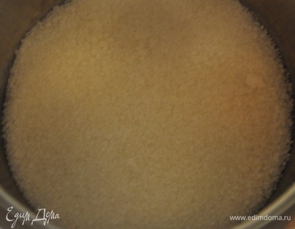 В кастрюльку высыпаем сахар, так чтобы он покрывал дно, но не толстым слоем и начать нагревать сахар на умеренном огне, чтобы он постепенно  плавился. При этом осторожно перемешивайте,чтобы уже расплавившийся сахар не подгорел. Весь сахар у нас должен растопиться. 
