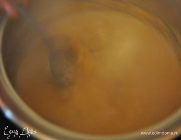 В это же время нагреваем сливки в отдельной кастрюльке и как только сахар растопится влить горячие сливки и хорошо перемешать.