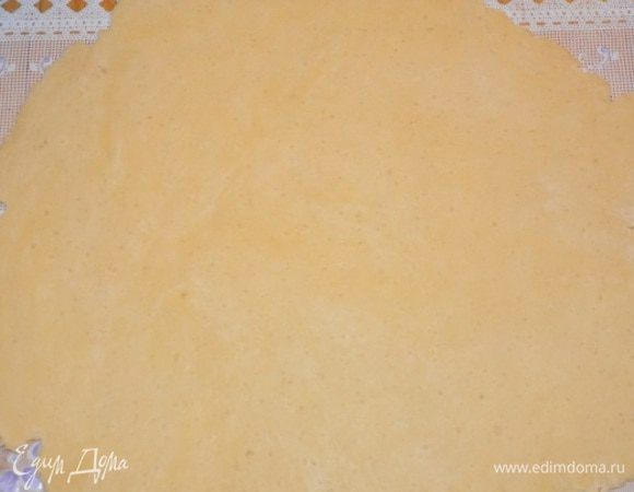 Достаем наше тесто из холодильника. Делим на 2 части, побольше и поменьше, раскатываем одну часть в круг по форме, обрезаем лишние края. 