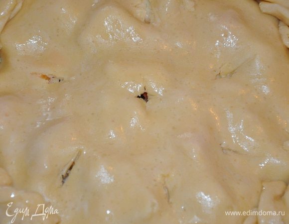 Делаем небольшие прорезы в тесте. А можете и не накрывать и просто слепить сеточку, по желанию.