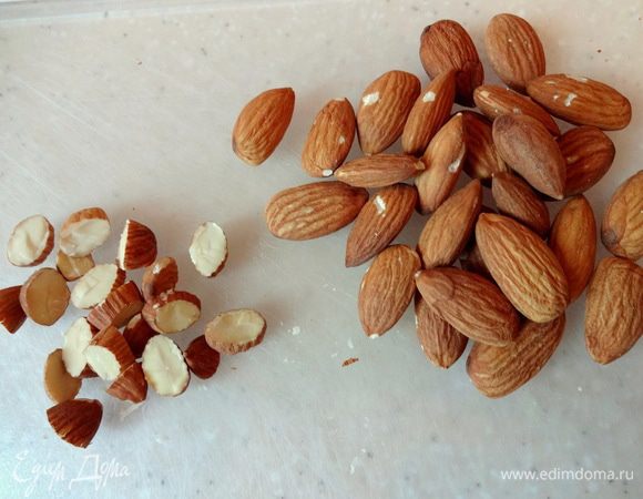 Орехи порубить не очень мелко.