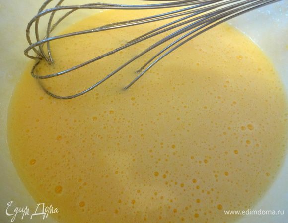 Яйца взбить с сахаром до полного растворения сахара.