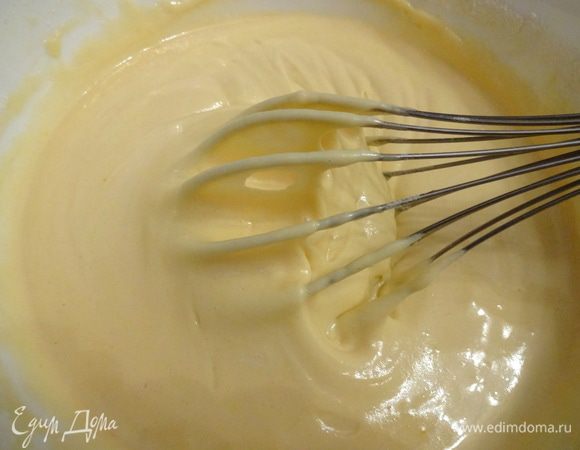 Постепенно добавлять просеянную муку. Тесто по консистенции должно быть как густая сметана.