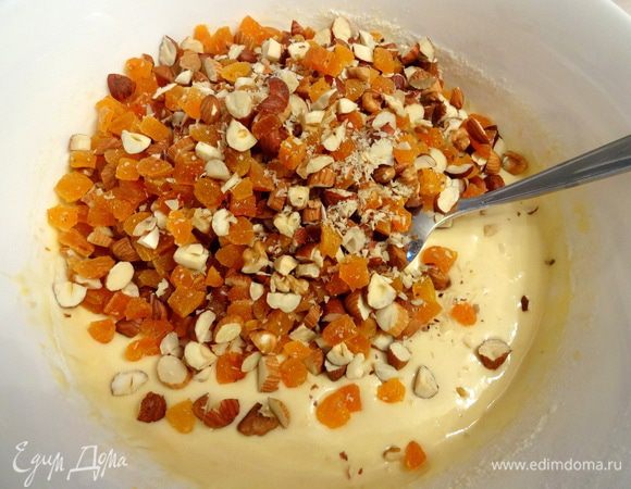 Добавить орехи и курагу. Тщательно перемешать.