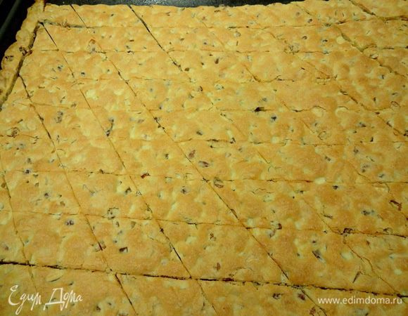 Выпекать в разогретой до 200 градусов духовке примерно 20 мин до золотистого цвета. Разрезать на ромбики в горячем виде прямо на противне.