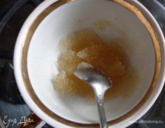 Приготовить желатин: залить его несколькими ложками холодной воды. Когда он набухнет, поставить на водяную баню и растопить.