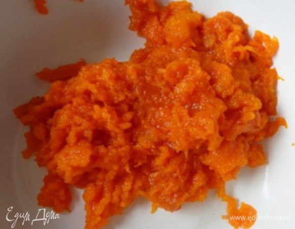 Тыкву запечь, охладить и натереть на мелкой терке. Посолить, поперчить по вкусу и при желании добавить немного сухого имбиря. Перемешать.