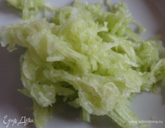 Натереть на мелкой терке огурец, добавить к нему мелко порезанный укроп и натертый чеснок. Посолить. Перемешать.