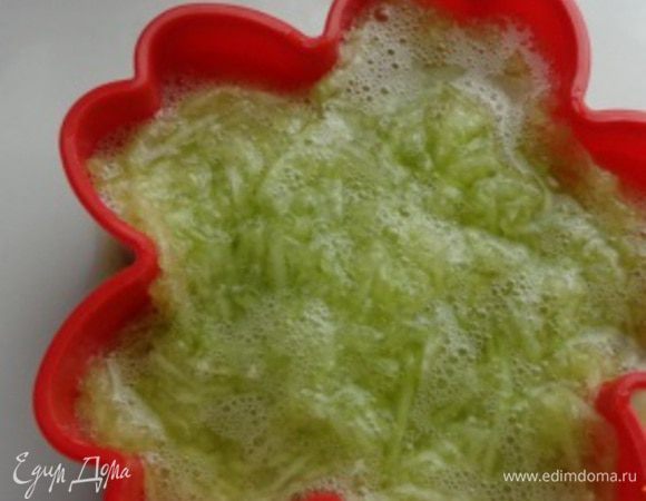 В красивую формочку уложить на дно тыкву, перемешанную с 1\3 желатина. Дать немного застыть. Следом уложить огурцы с желатином…