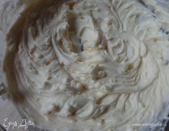 Тем временем приготовить крем: взбить сливочный сыр со сливками. 