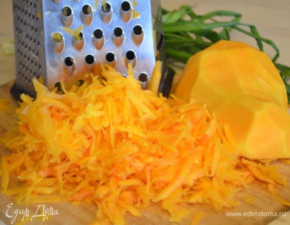 Тыкву натереть на крупной терке, а лук нарубить мелко.
