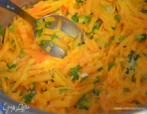 Смешать лук и тыкву в большой миске, добавить молоко.
