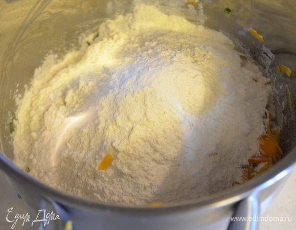 Добавить муку, соль, разрыхлитель, кукурузную муку и сахар. Перемешать.
