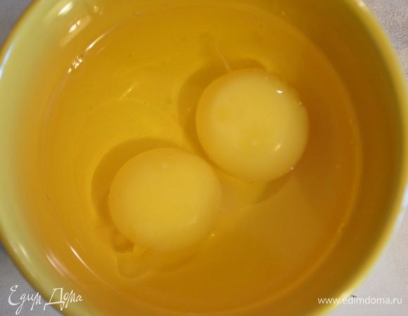 Яйца взбить с солью вилочкой.
